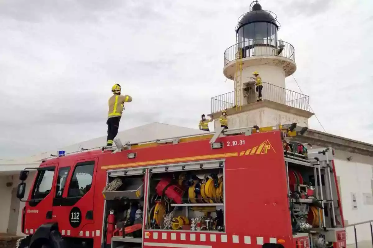 Els Bombers de la Generalitat treballant en el rescat del noi precipitat al far de Cap de Creus, el 22 de maig del 2021