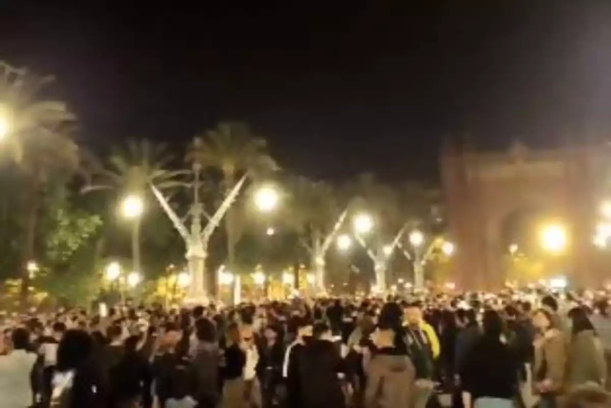 Els carrers de Barcelona plens de gent durant la primera nit sense toc de queda