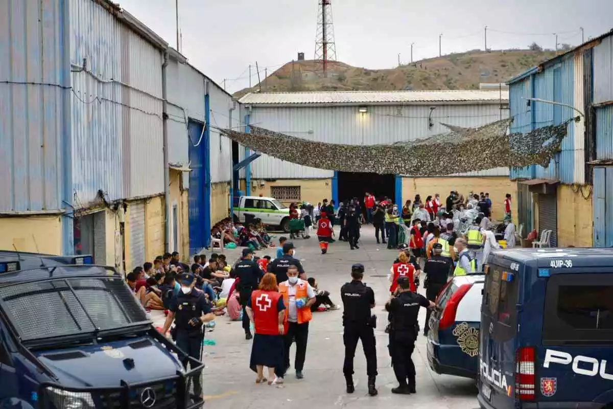 Imatge de diversos menors immigrants arribats a Ceuta des del Marroc, atesos per la Policia Nacional i la Creu Roja