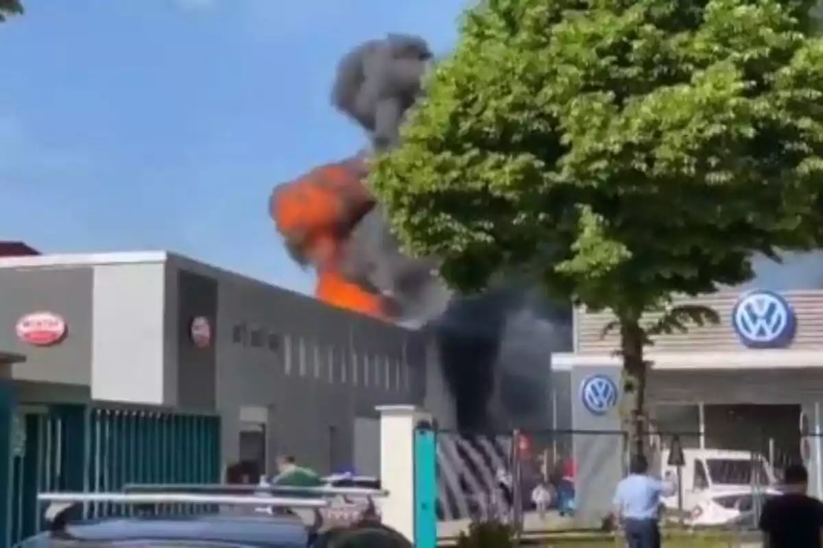 Imatge de l'incendi que ha tingut lloc en un concessionari de Mercedes a Olot, a la Garrotxa