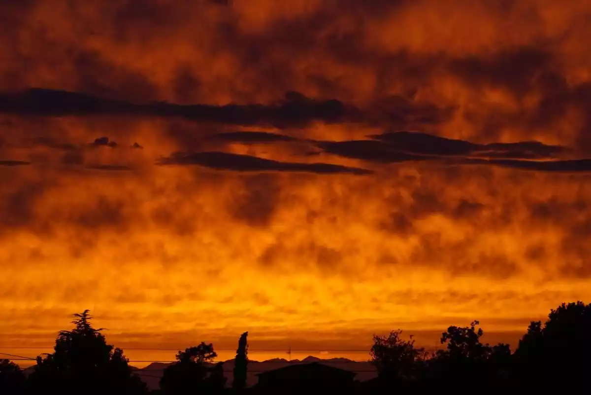 Imatge d'un cel rogent a Verges, Baix Empordà