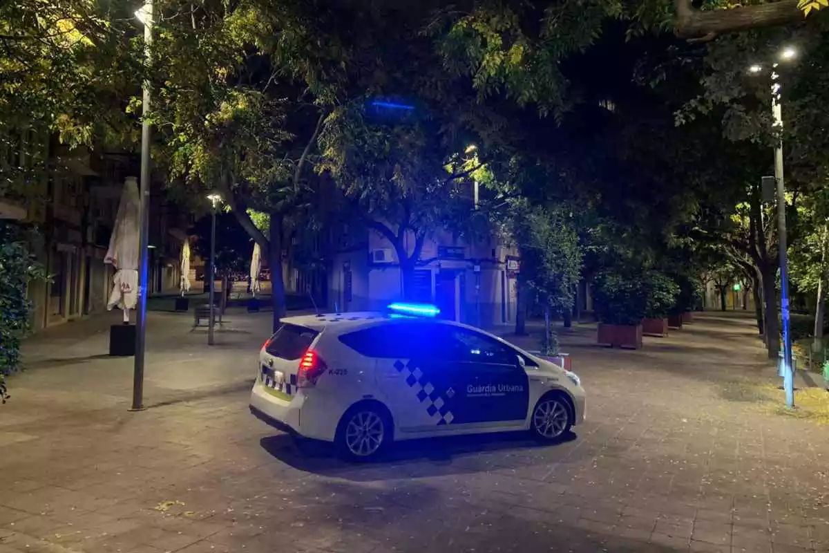Imatge d'un cotxe de la Guàrdia Urbana de l'Hospitalet de Llobregat patrullant
