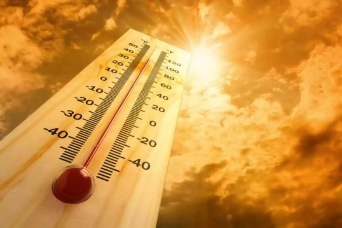 Imatge d'un termòmetre amb molta calor a ple estiu
