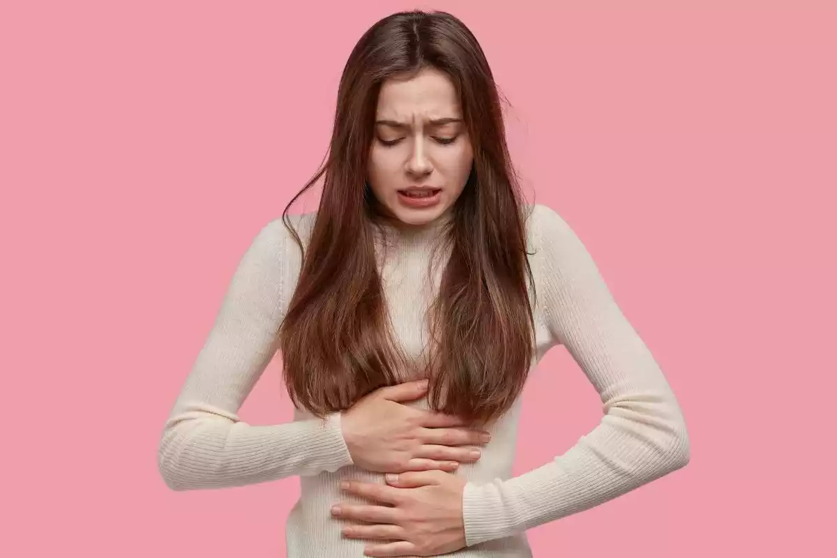 Imatge d'una dona amb dolors menstruals