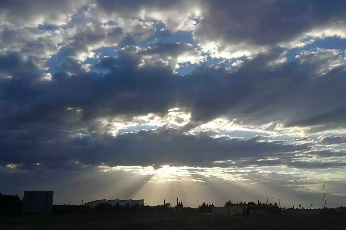 Imatge d'una sortida de sol entre alguns núvols al Delta de l'Ebre
