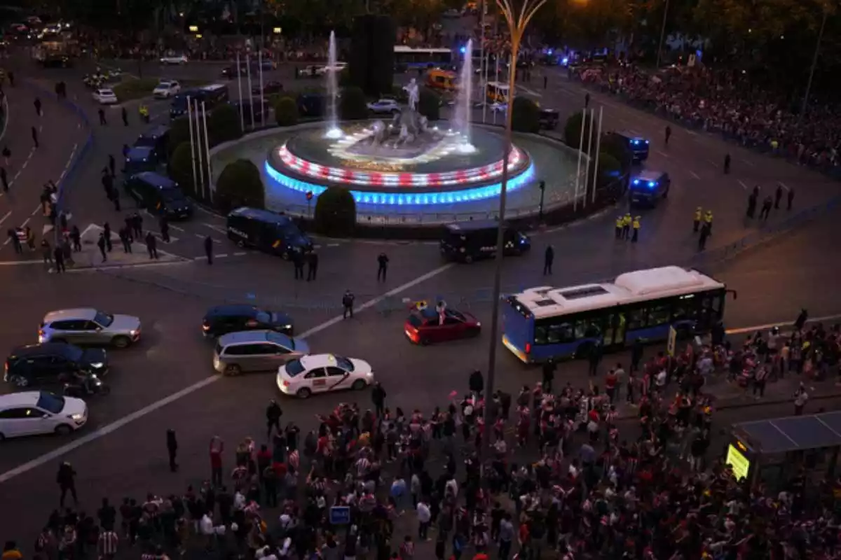 La font de Neptuno amb els seguidors celebrant el títol de la Lliga de l'Atlètic de Madrid, el dissabte 22 de maig de 2021