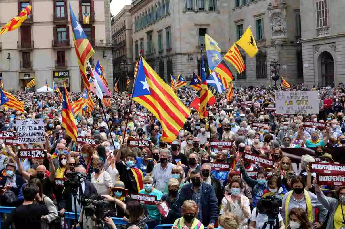 Manifestació independentista a la plaça de Sant Jaume de Barcelona (16/05/2021).