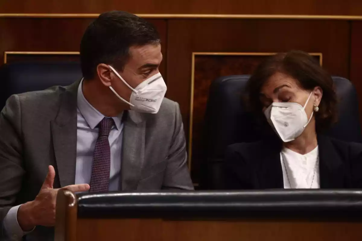 Pedro Sánchez i Carmen Calvo conversen durant una sessió al Congrés dels Diputats
