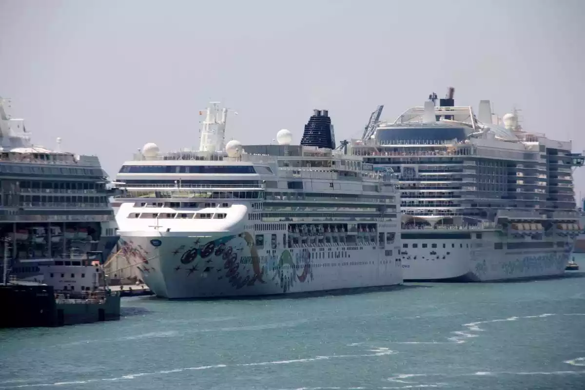 Pla curt del creuer Norwegian Pearl de la companyia Cruise Norwegian està atracat al Port de Barcelona