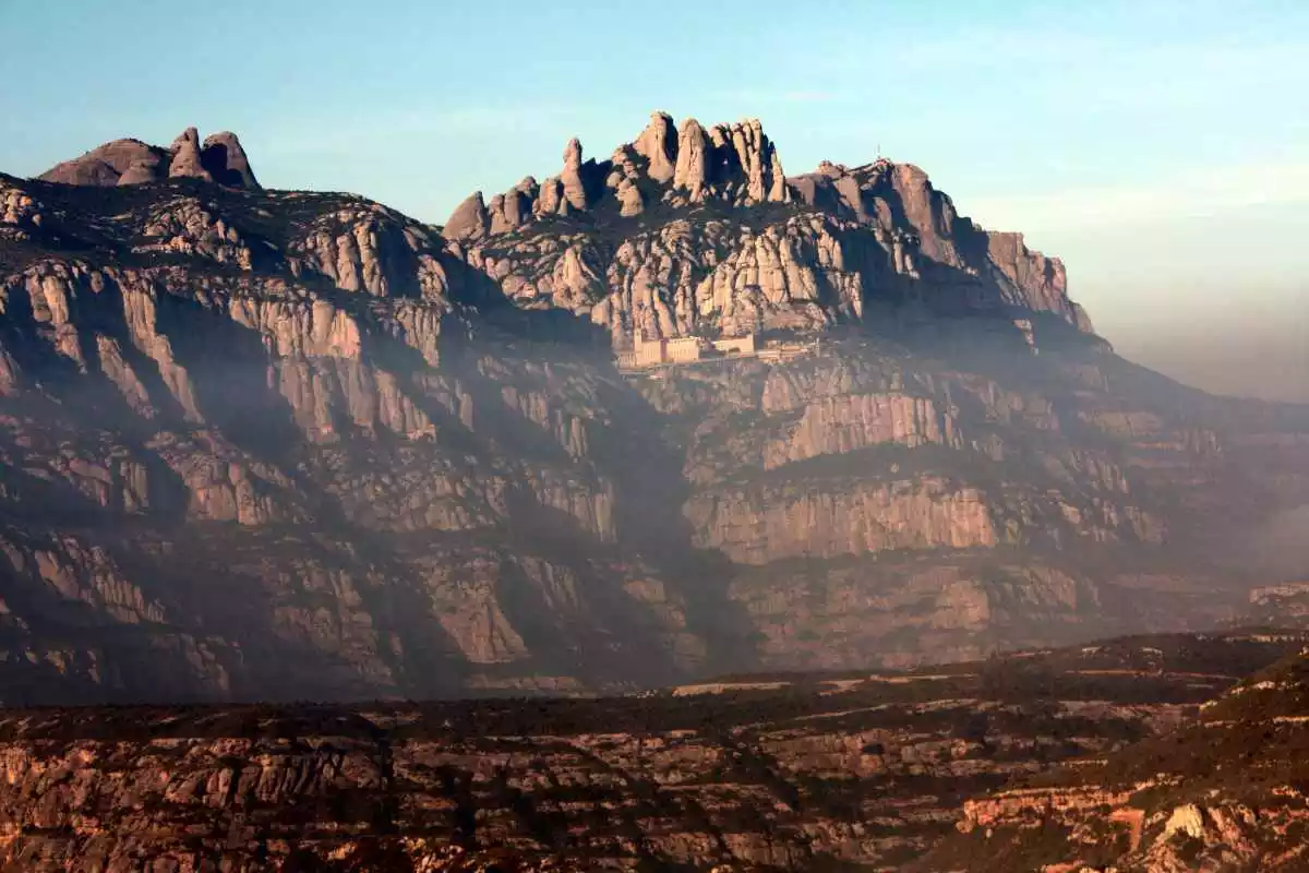 Pla general de la Muntanya de Montserrat on es pot veure el Monestir