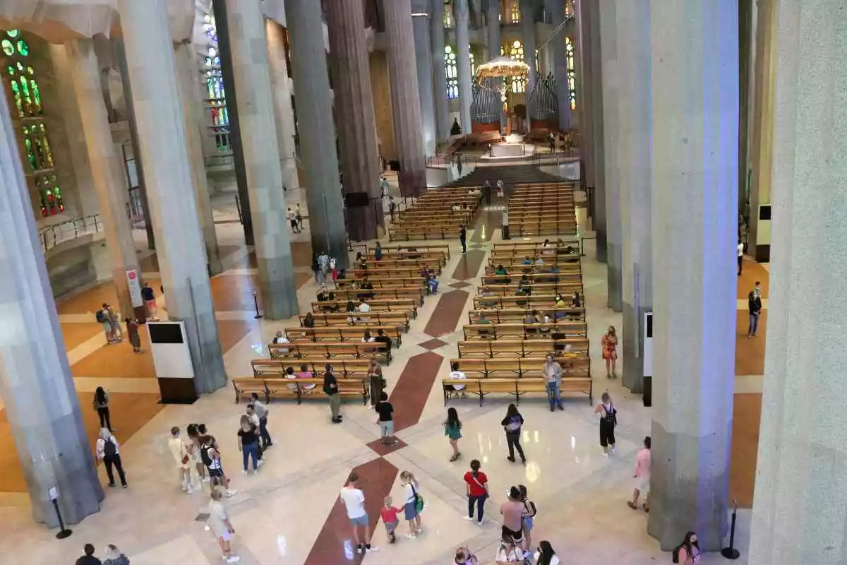 Pla general de l'interior de la Sagrada Família amb visitants