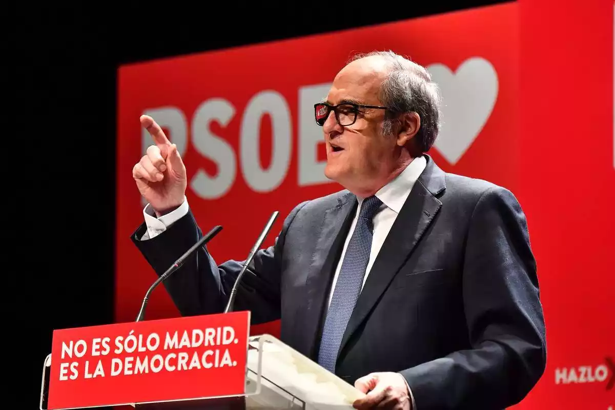 Pla mitjà del candidat del PSOE a les eleccions a la Comunitat de Madrid, Ángel Gabilondo, durant un acte de campanya