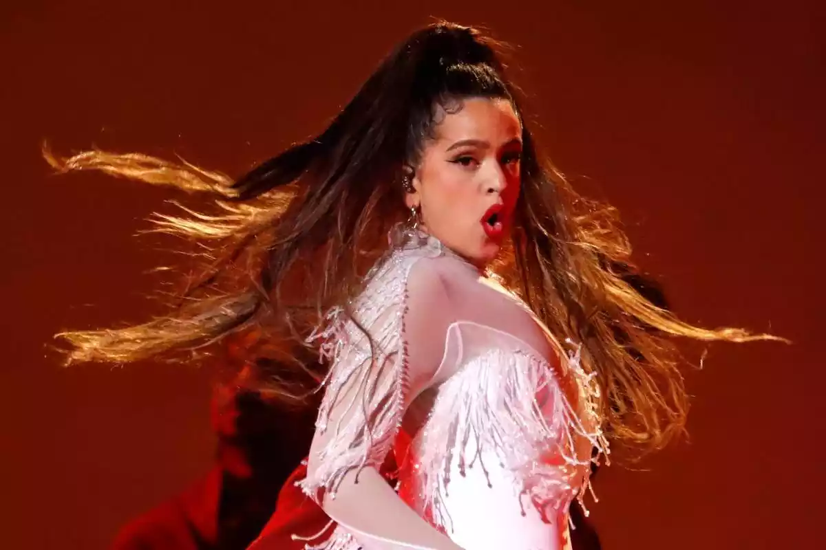 Rosalía actuant a la cerimònia dels Grammy 2020 a Los Angeles