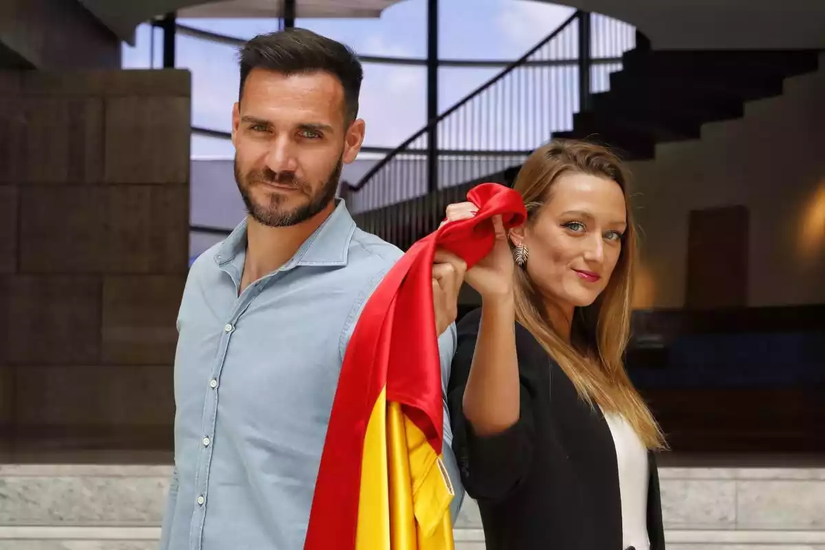 Saúl Craviotto i Mireia Belmonte, amb la bandera d'Espanya que portaran als Jocs Olímpics de Tòquio
