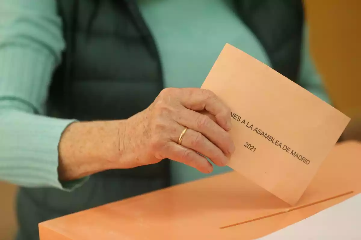 Una dona exerceix el seu dret a vot en un col·legi electoral de Madrid