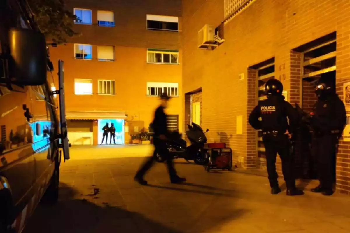 Diversos agents dels Mossos es preparant per entrar en un domicili