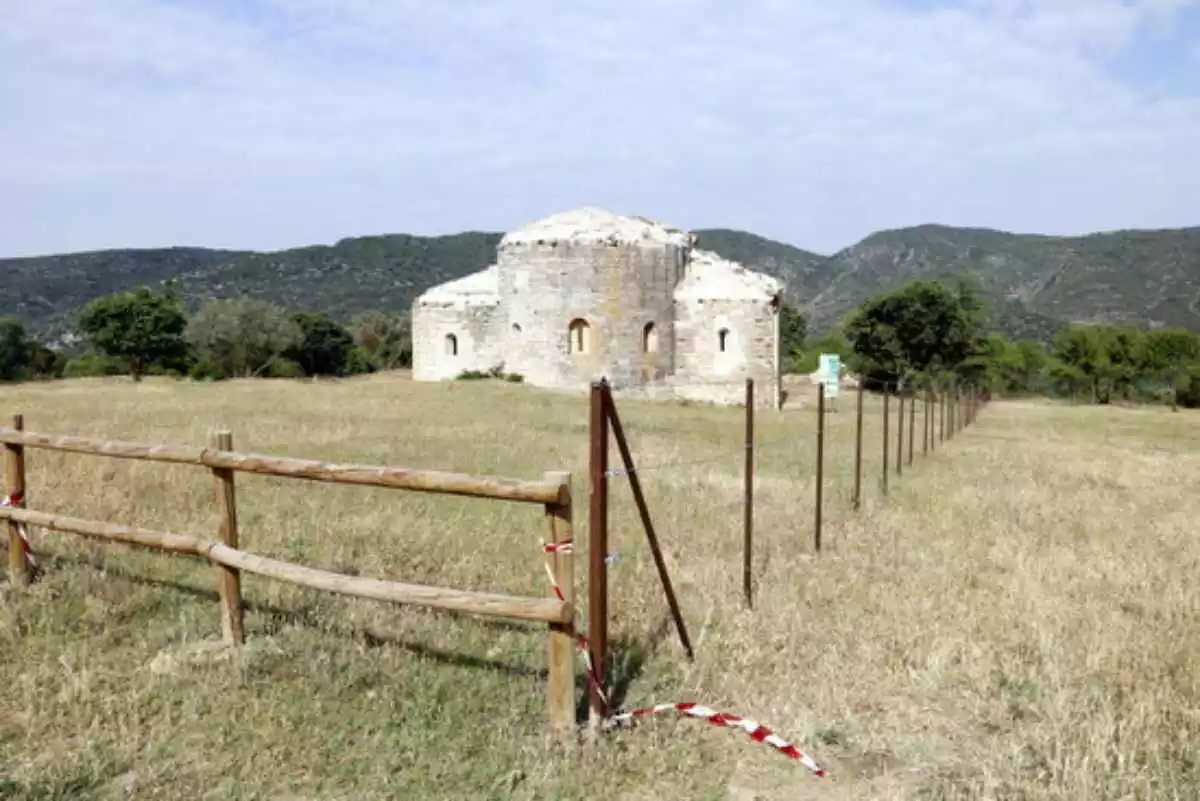 El Monestir de Santa Maria de Vallverd envoltat per una tanca