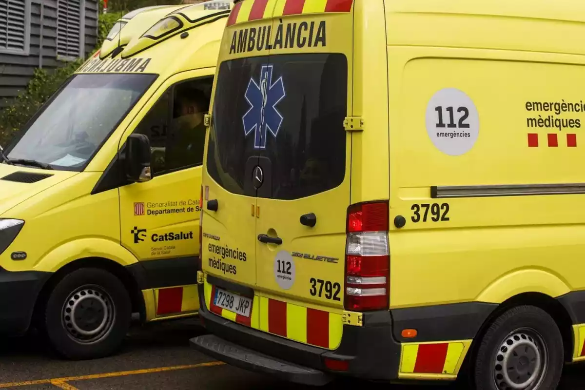 Imatge de dues ambulàncies del Servei d'Emergències Mèdiques (SEM), durant un operatiu a Tarragona, al Tarragonès