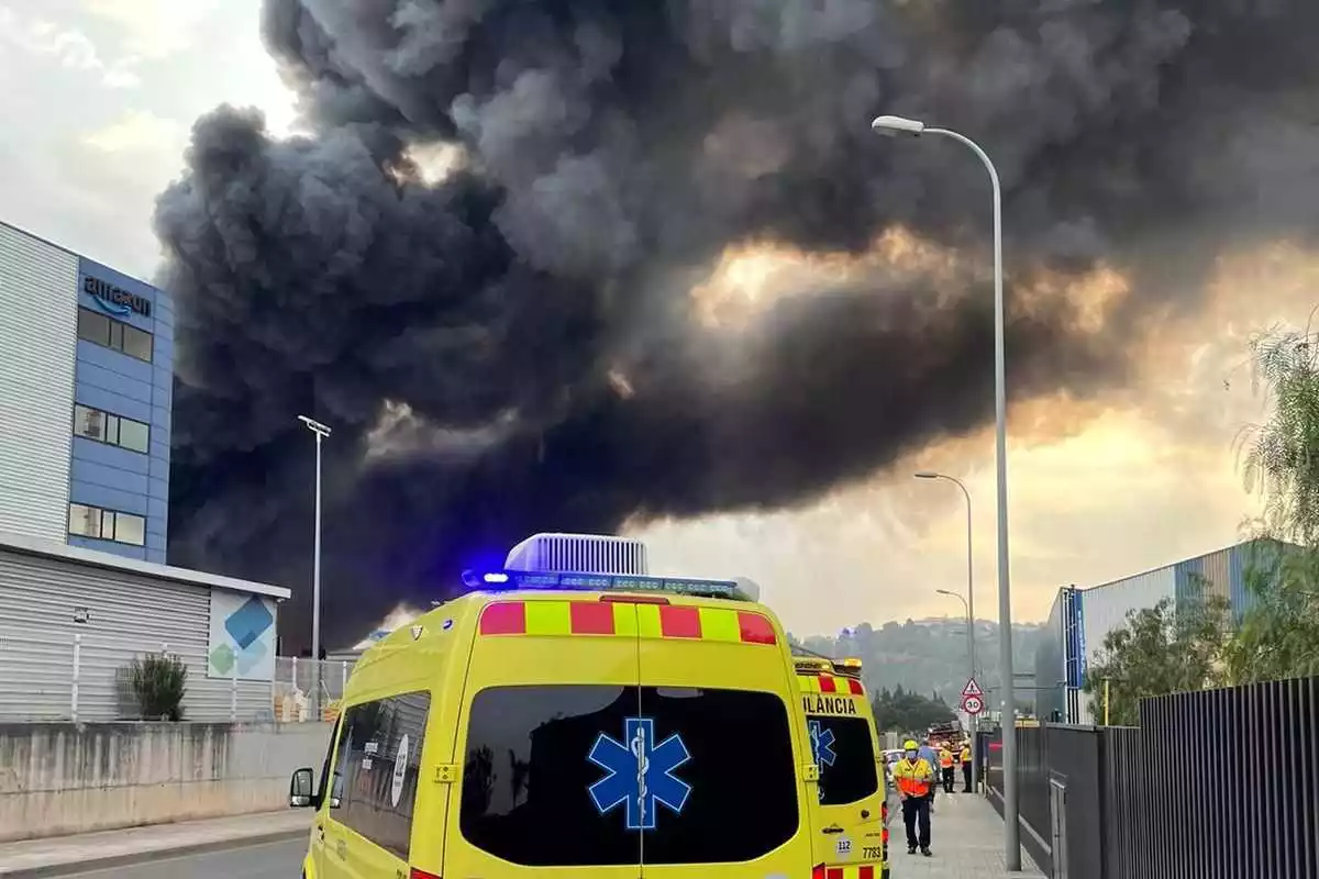 Imatge de la columna de fum que s'ha produït en l'incendi d'una fàbrica de Castellbisbal