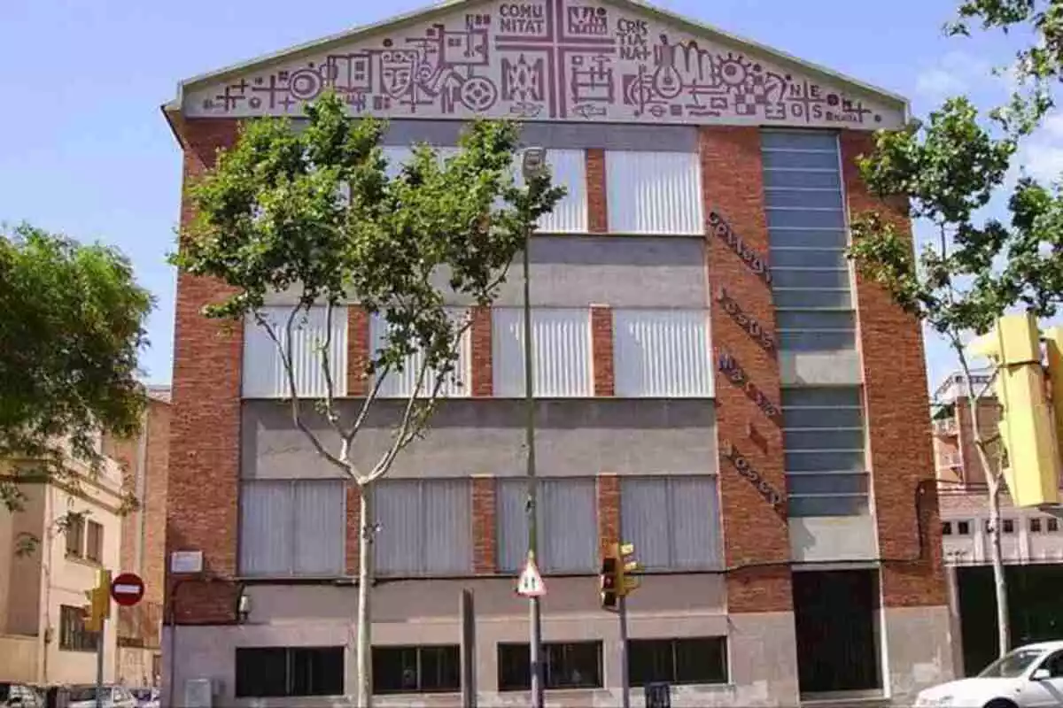 Imatge de la façana de l'Escola Manyanet de Sant Andreu, a Barcelona.