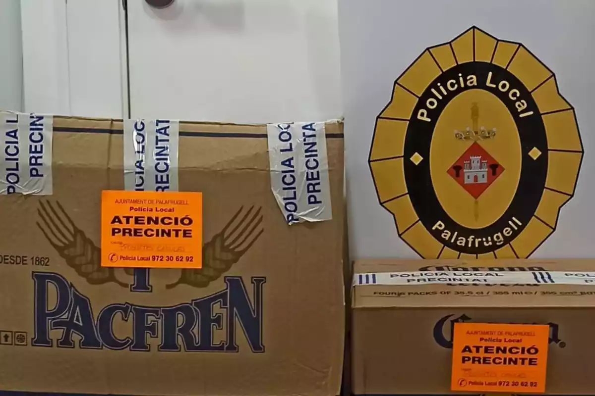 Imatge de les caixes d'aliments incautades per la Policia Local de Palafrugell.