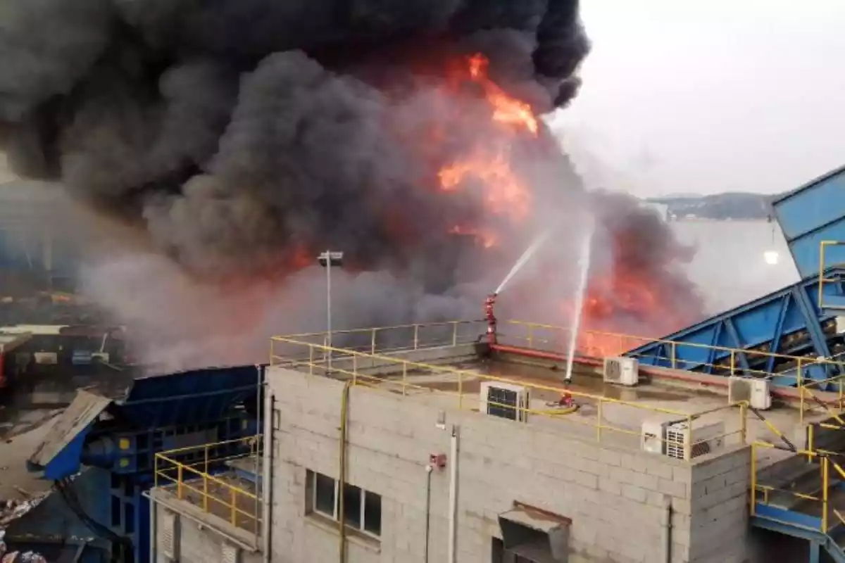 Imatge de l'incendi d'una planta de recuperació de ferralla a Castellbisbal