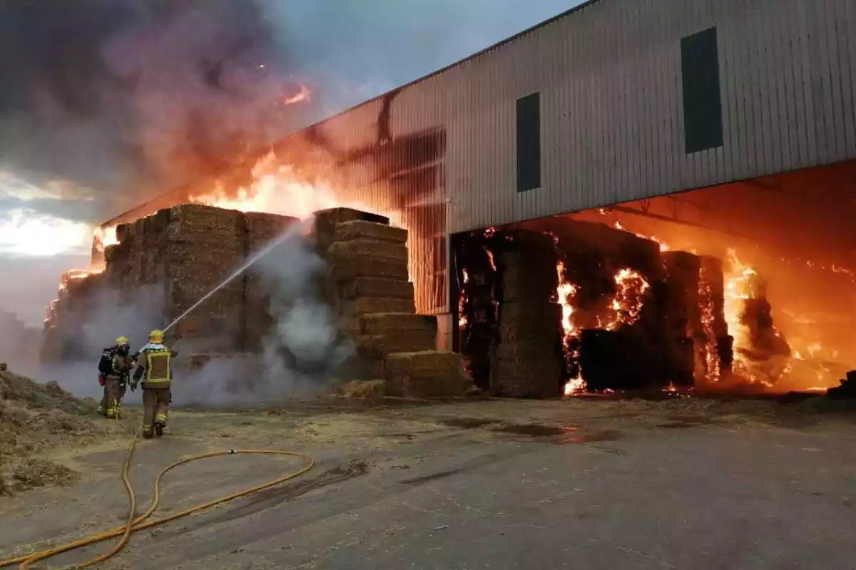 Imatge de l'incendi que ha tingut lloc aquest dimecres, 23 de juny de 2021, en una fàbrica de bales de Balaguer