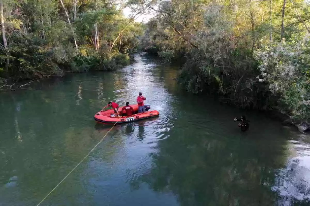 Imatge de l'operatiu de recerca dels Bombers per trobar menor de 15 anys que s'ha ofegat al riu Segre