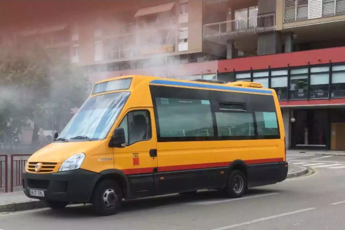 Imatge del bus urbà de Girona que ha cremat aquest migdia al centre del municipi