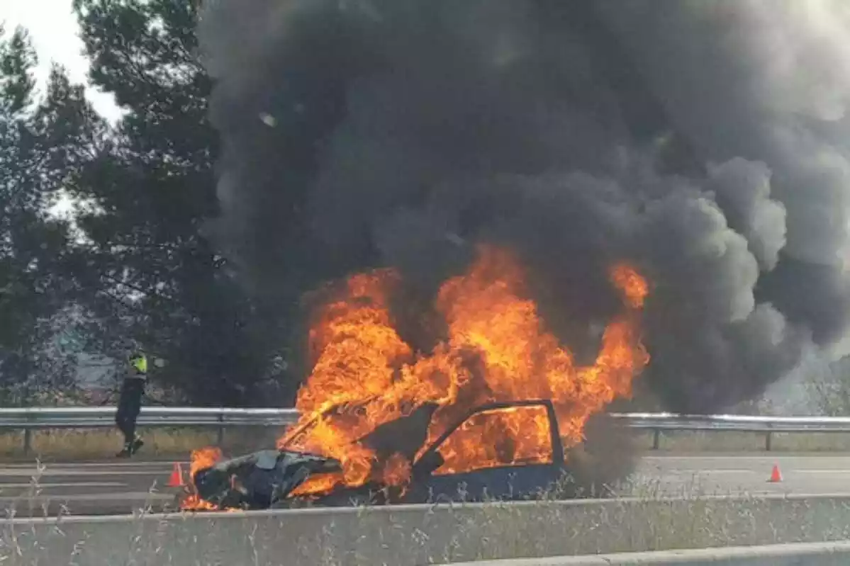 Imatge del cotxe incendiat a la C-58 a Sant Quirze del Vallès el 10 de juny de 2021