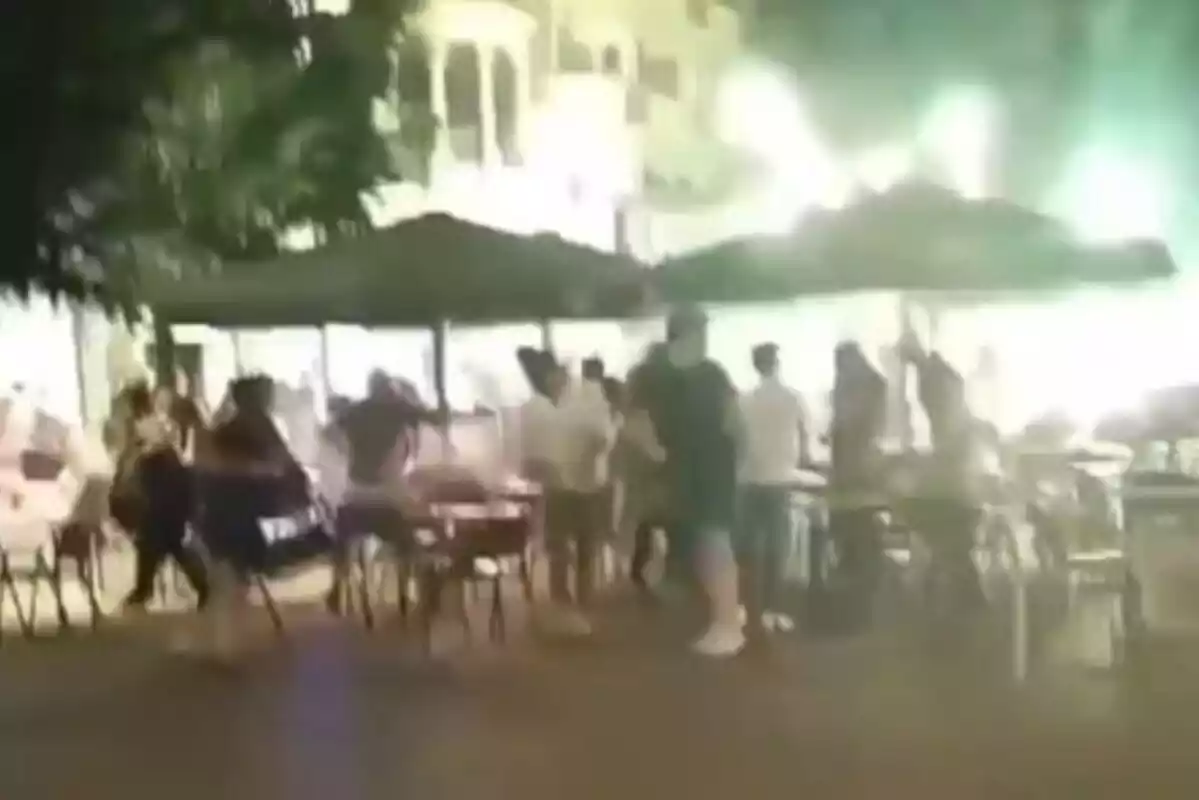 Imatge del moment de l'esclat del petard a la terrassa d'un bar de la plaça Major de Sabadell