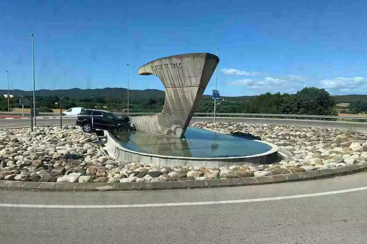 Imatge del vehicle accidentat a la rotonda de la carretera C-31 de Pals.