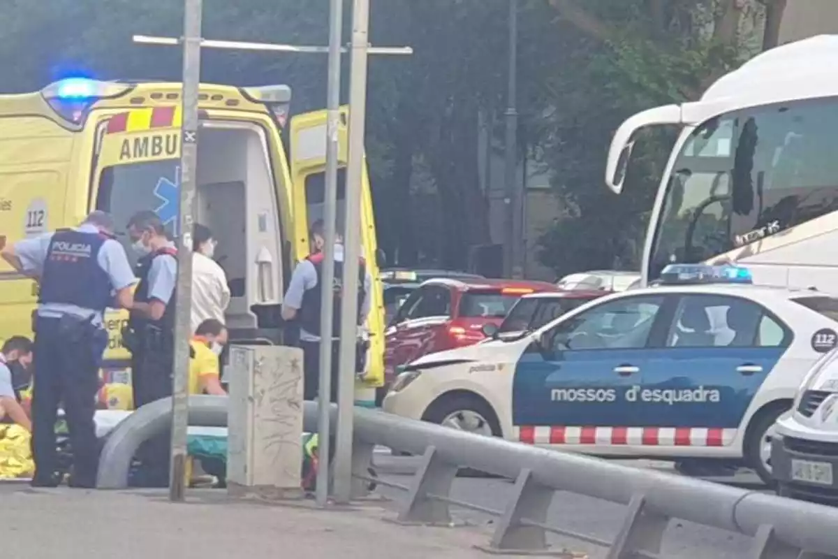 Imatge dels Mossos d'Esquadra després d'atropellar un motorista a la Gran Via de Barcelona el dilluns, 14 de juny de 2021