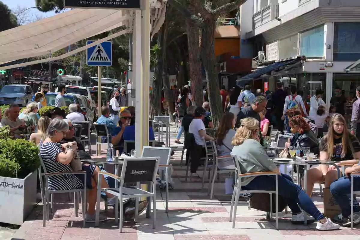 Imatge d'un bar a Platja d'Aro en els primers dies de juny de 2021