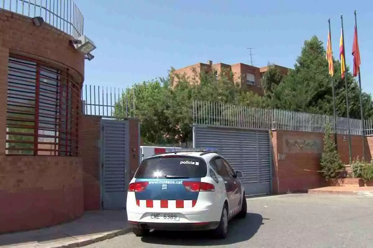 Imatge d'una patrulla dels Mossos d'Esquadra davant la presó de Ponent, a Lleida.