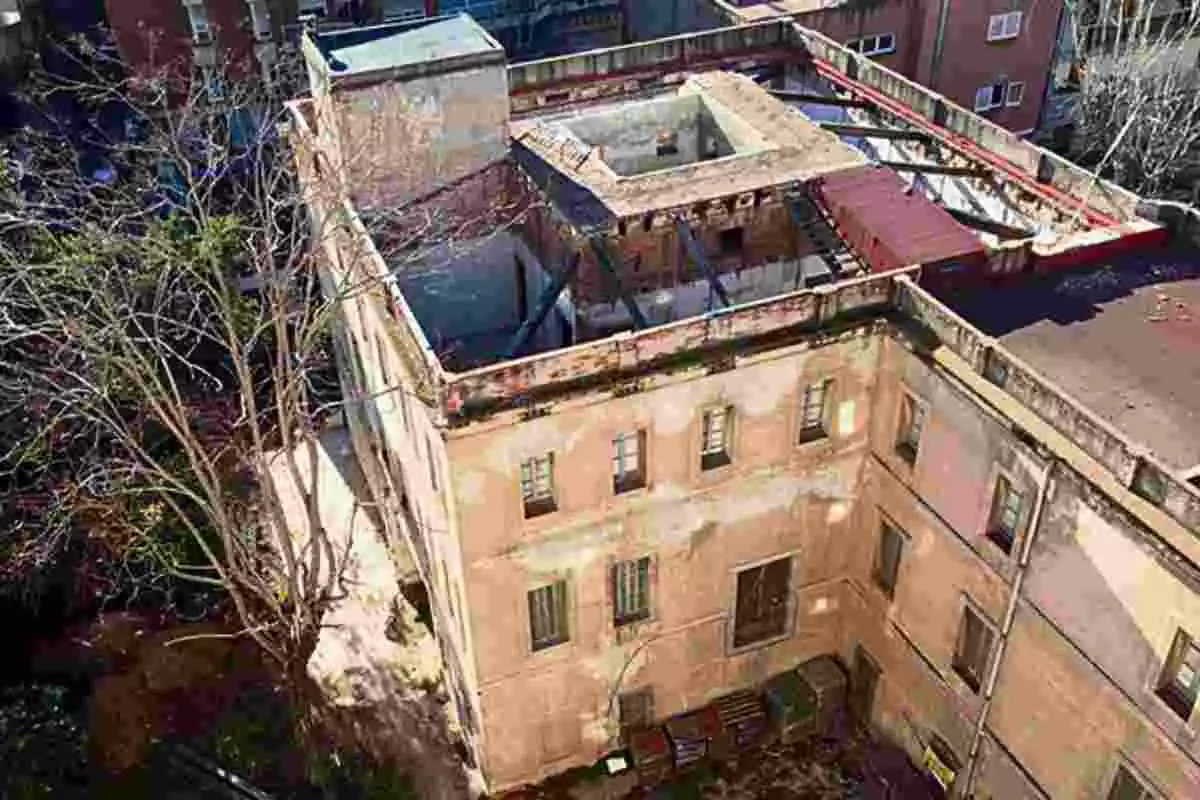 Imatge picada de l'edifici Can Capellanets del barri de Les Corts.