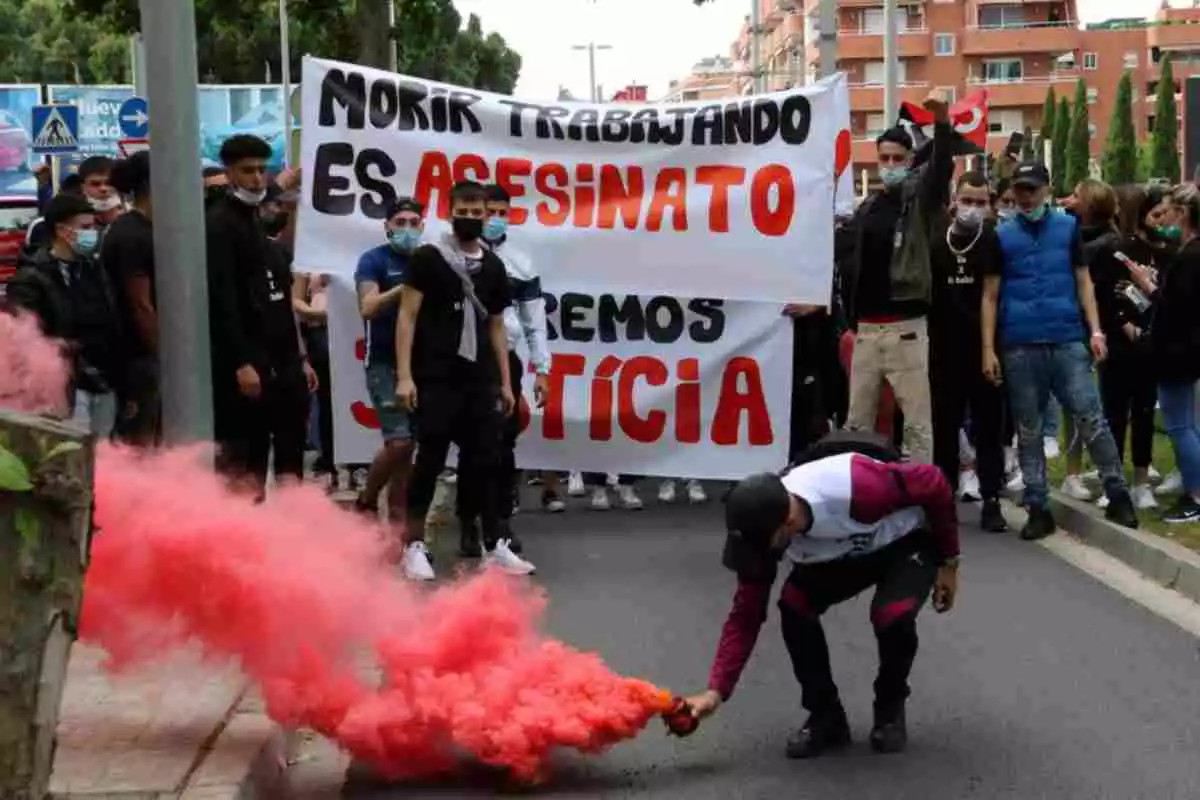 Imatges d'una concentració de protesta i record del treballador mort davant l'empresa CIDAC de Cornellà de Llobregat.