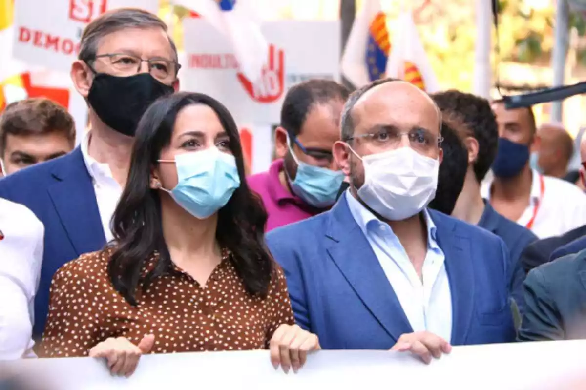 Inés Arrimadas i Alejandro Fernández manifestant-se conjuntament