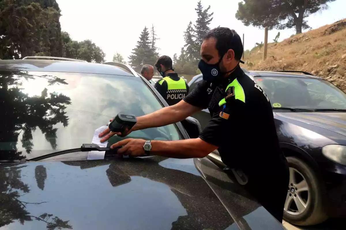 La Policia a Roses posant multes a vehicles a la zona del Cap de Creus durant l'estiu de 2020