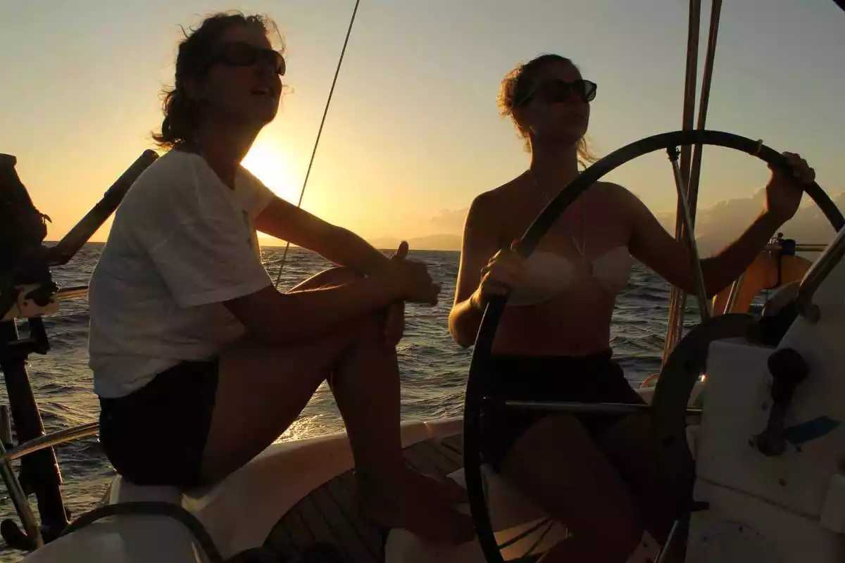 Paula AllendelosMares navegant amb una tripulant