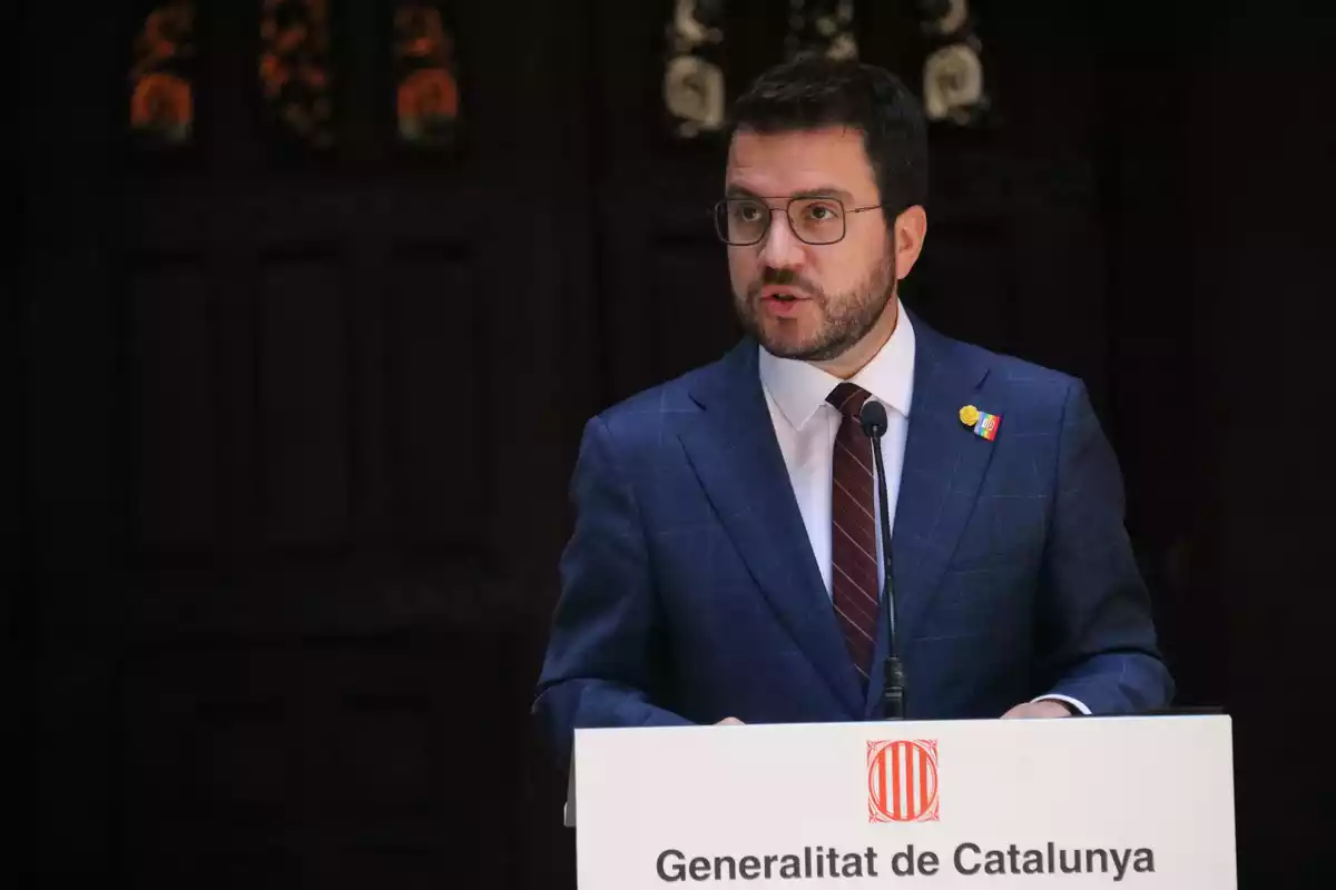 Pere Aragonès parlant des d'un faristol del Govern de la Generalitat de Catalunya en una roda de premsa