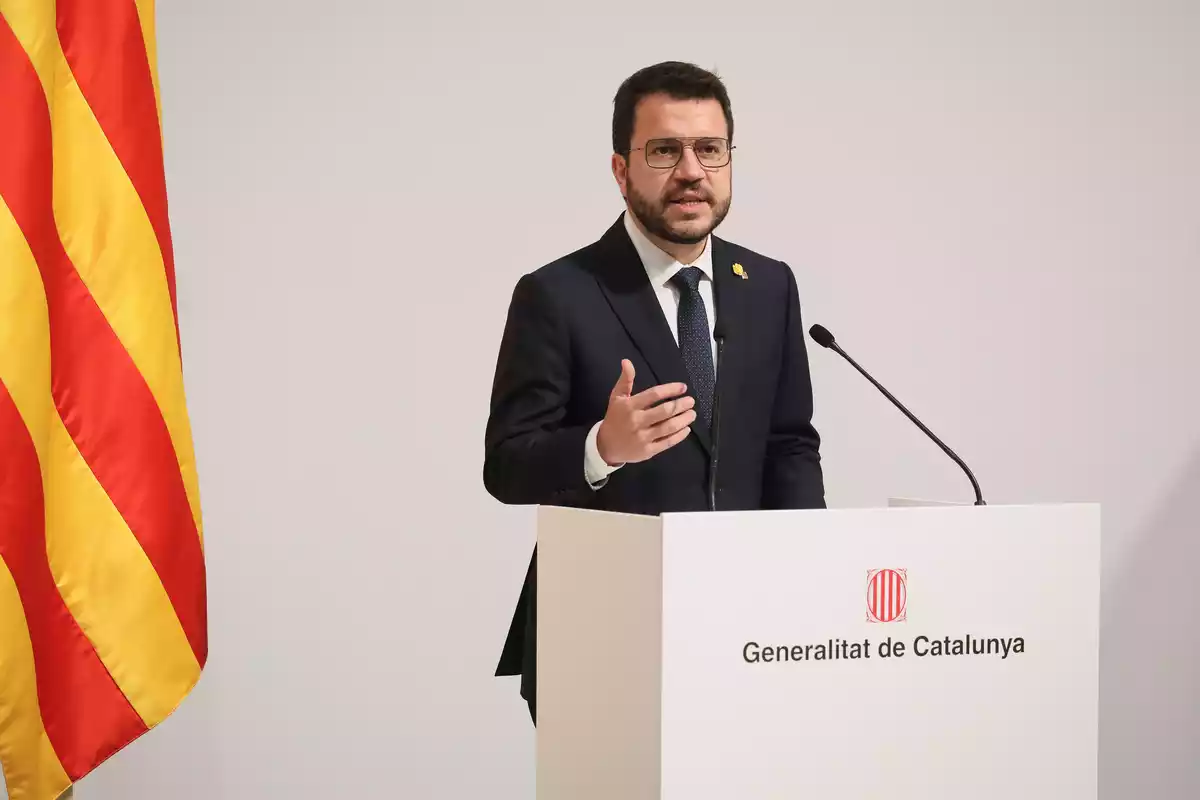 Pere Aragonès parlant des d'un faristol del Govern de la Generalitat de Catalunya en una roda de premsa