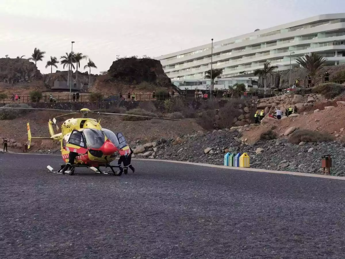 Pla d'un helicòpter medicalitzat de l'Exèrcit espanyol sobre una esplanada