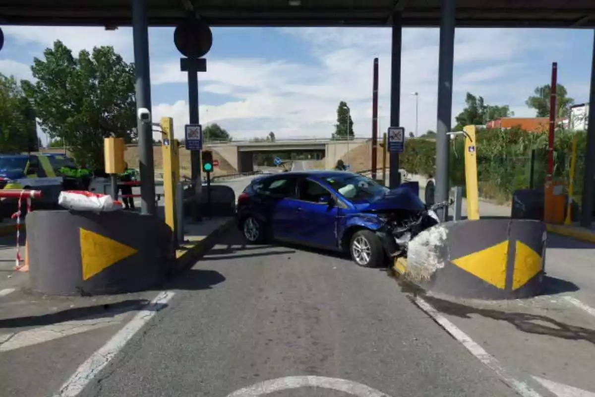 Pla general del vehicle accidentat a l'accés del CIM Vallès, a Santa Perpètua de Mogoda