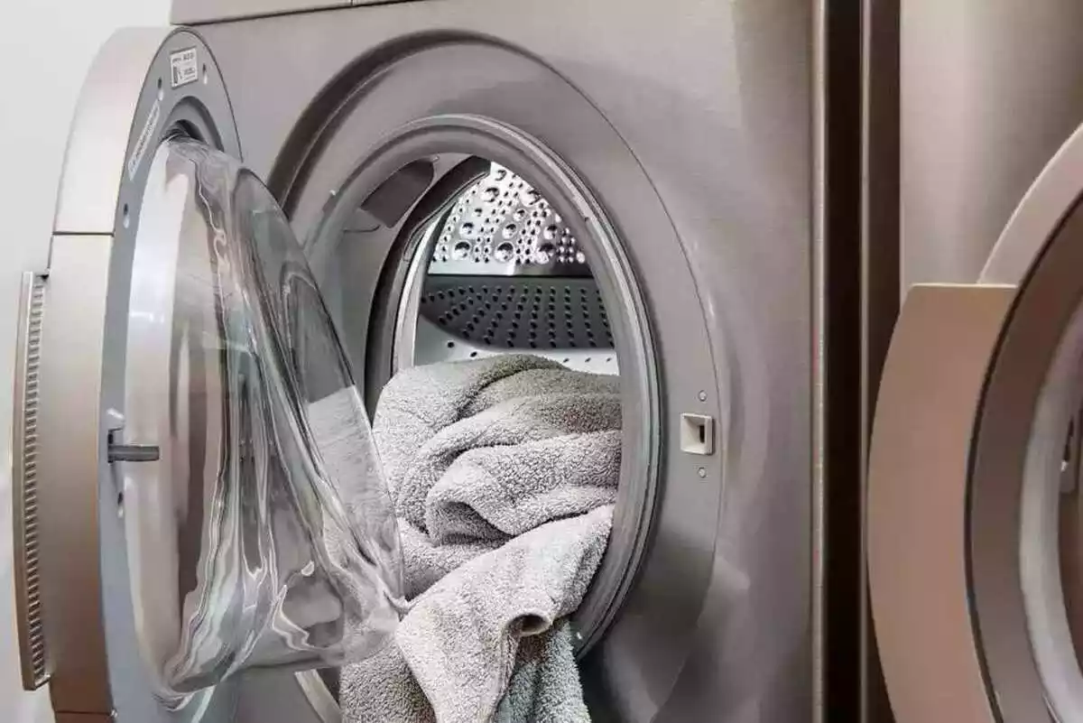 Tovallola a la porta d'una rentadora