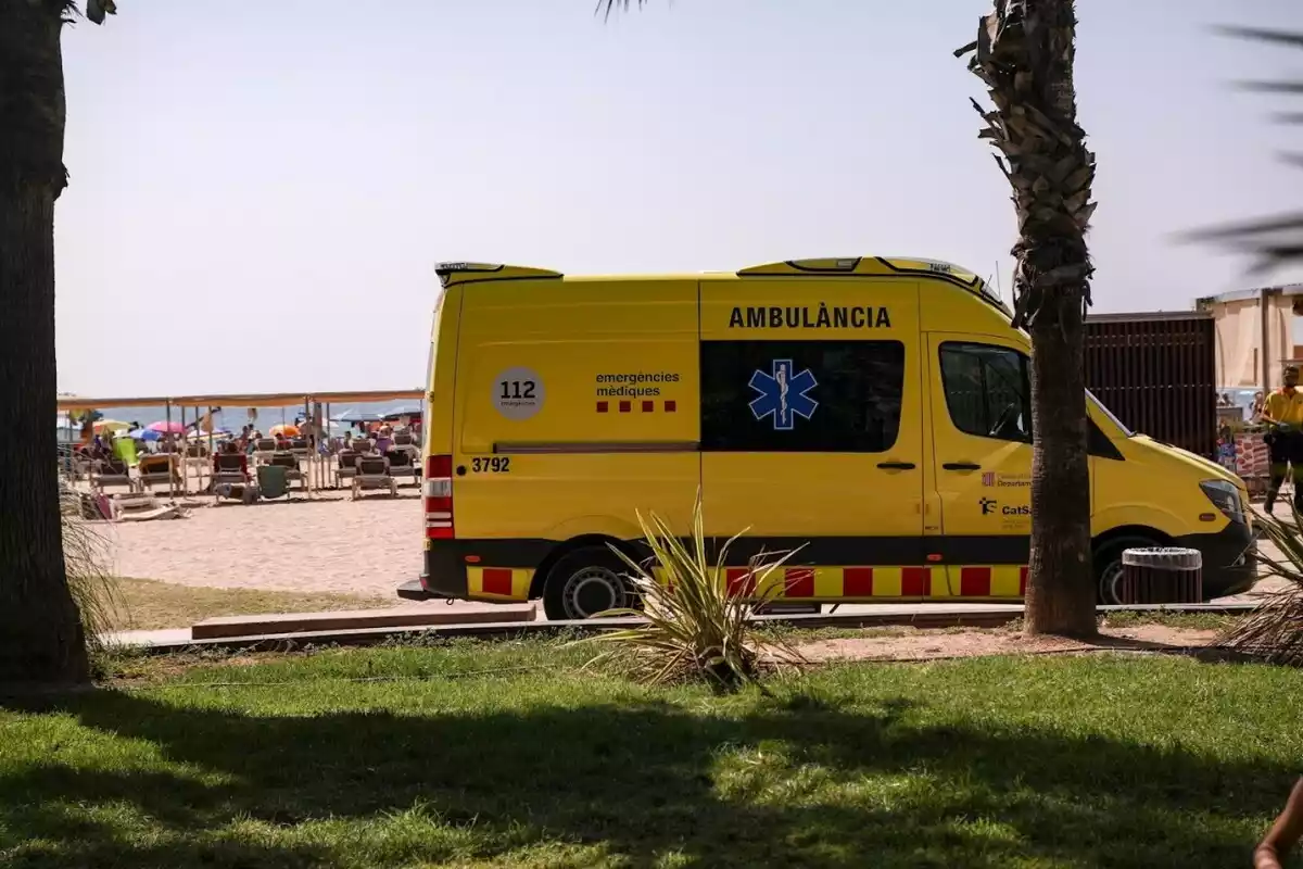 Una ambulància del Servei d'Emergències Mèdiques (SEM), durant un operatiu a Salou, al Tarragonès