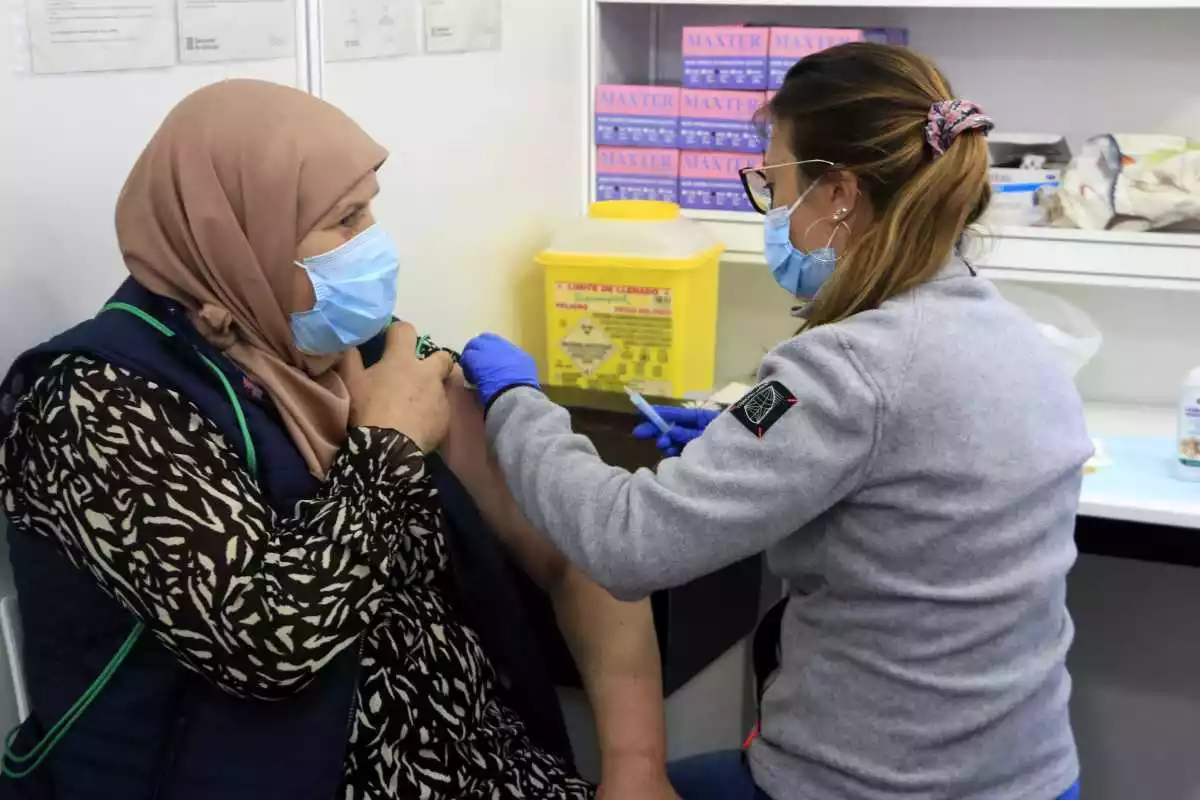 Una dona rep el vaccí contra la Covid-19 al punt de vacunació massiva de Fira de Barcelona