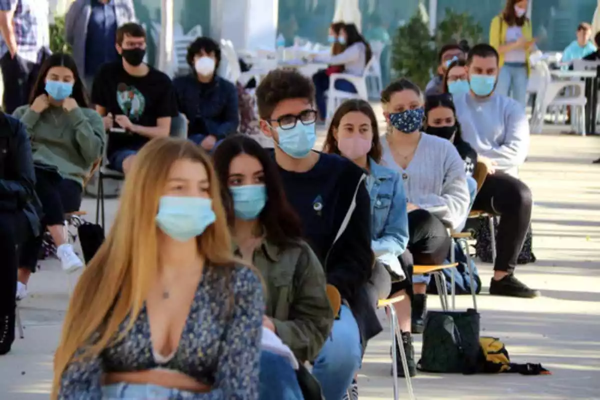 Una filera d'alumnes amb mascareta en la jornada d'acollida al Campus Catalunya