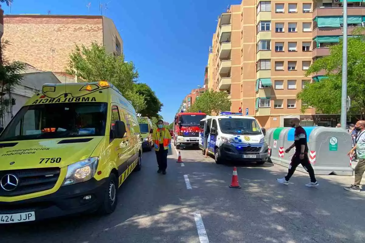 Vehicles dels cossos de seguretat i emergència al carrer del Prat on s'ha produït l'atropellament