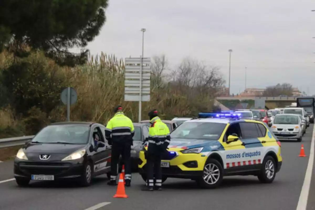 Agents dels Mossos d'Esquadra fent control de trànsit en un carretera